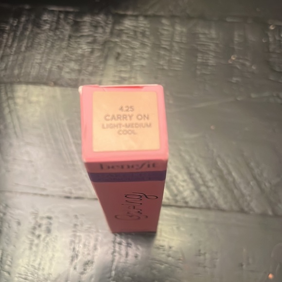 Brand new benefits cakeless concealer in 4.25 carry-on - Picture 5 of 5